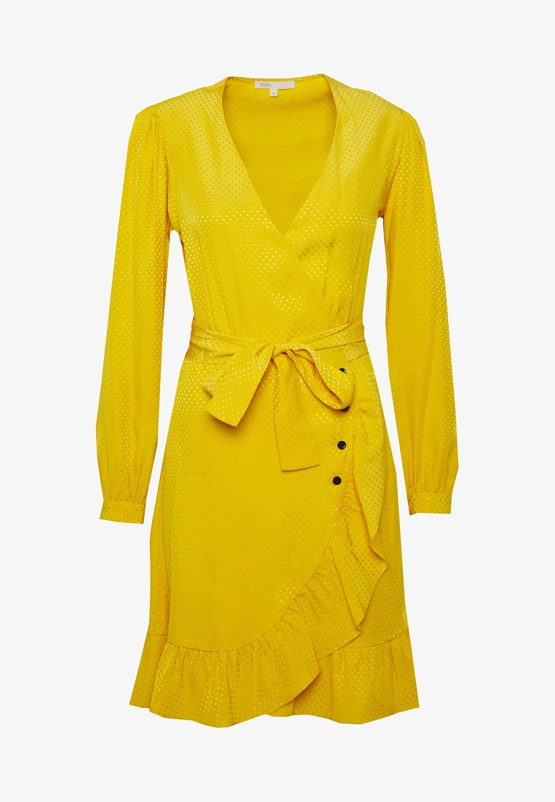 Robe portefeuille jaune avec manches longues, col en V, ceinture à nouer, ourlet à volants et texture subtilement à pois.
