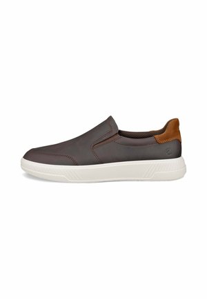 Chaussure en cuir marron à enfiler avec un accent en cuir beige, semelle en caoutchouc blanche et détails de couture minimalistes, présentant un design à bout rond.