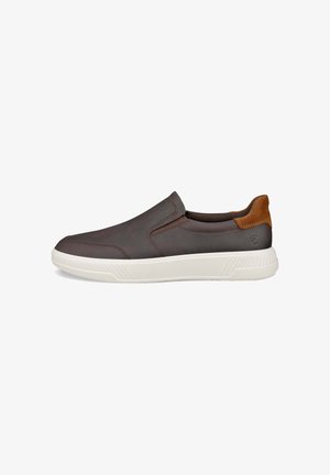Chaussure en cuir marron à enfiler avec un accent en cuir beige, semelle en caoutchouc blanche et détails de couture minimalistes, présentant un design à bout rond.