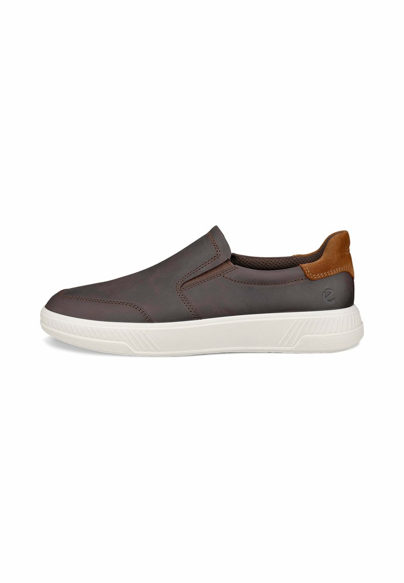 Chaussure en cuir marron à enfiler avec un accent en cuir beige, semelle en caoutchouc blanche et détails de couture minimalistes, présentant un design à bout rond.