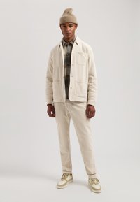 Dstrezzed Lichte jas - silver birch