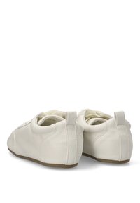 Zapatos de cuero blanco con un acabado texturizado, forma redondeada, forro interior suave y un pequeño tacón con lengüetas traseras para facilitar su uso.