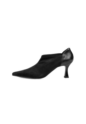 Zapato de mujer de ante negro con punta afilada, tacón de cuero texturizado y tacón de bloque curvado de altura media sobre fondo blanco.