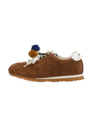 Hnědý semišový teniska s modrými a žlutými bambulemi na bílých a modrých tkaničkách, bílá patní část a gumová podrážka, boční pohled.