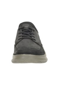 Sneaker da uomo nera con tomaia in pelle e tessuto, punta rotonda, design con lacci e suola in gomma con un motivo a onde.