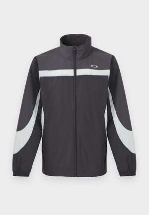 Μαύρο αθλητικό μπουφάν με φερμουάρ, με λευκές κυρτές ρίγες στα μανίκια και στο στήθος, ψηλό γιακά και ελαστικά μανίκια, απεικονίζεται σε απλό φόντο.