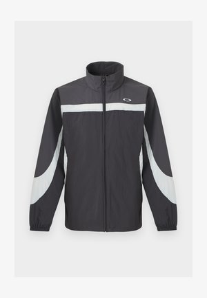 Μαύρο αθλητικό μπουφάν με φερμουάρ, με λευκές κυρτές ρίγες στα μανίκια και στο στήθος, ψηλό γιακά και ελαστικά μανίκια, απεικονίζεται σε απλό φόντο.