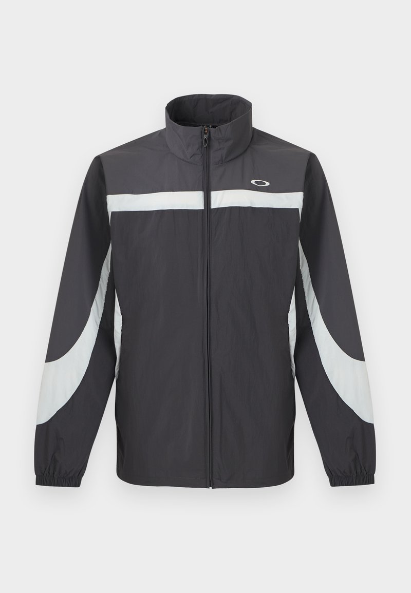 Chaqueta deportiva negra con cremallera, con franjas curvas blancas en las mangas y el pecho, cuello alto y puños elásticos, mostrada sobre un fondo liso.