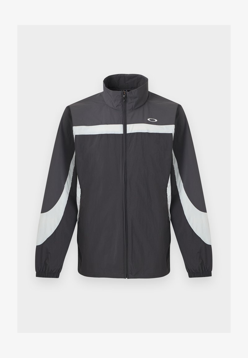 Chaqueta deportiva negra con cremallera, con franjas curvas blancas en las mangas y el pecho, cuello alto y puños elásticos, mostrada sobre un fondo liso.