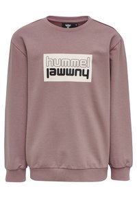 Sudadera de forro polar en malva claro con cuello redondo, puños acanalados y un audaz gráfico en blanco y negro de "hummel" en la parte delantera.
