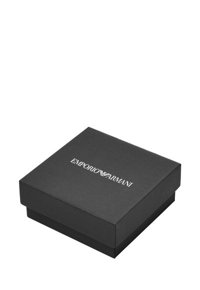 Svart presentask av kartong med lock, med "EMPORIO ARMANI" i vit text, på en slät matt yta. Fyrkantig form, minimalistisk design.