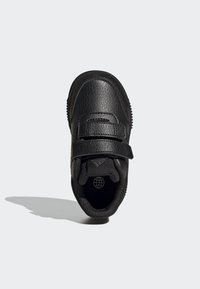 Scarpa nera per bambini con una tomaia in pelle texturizzata, due cinturini regolabili in Velcro e una suola in gomma. Presenta perforazioni per la traspirabilità.