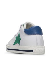 Sneaker in pelle bianca con dettaglio a stella verde, accento blu sul tallone, suola bianca e striscia blu scuro. Presenta chiusura con lacci e finiture testurizzate.