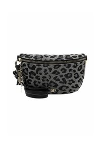 Torebka crossbody w panterkę w szarym i czarnym kolorze z materiału, z zamkiem błyskawicznym na górze, z odpinanym paskiem i srebrnymi akcentami.