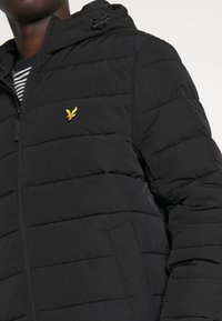 Lyle & Scott Jas - black