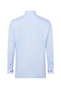 Lichtblauw longsleeve dress shirt met knoopmanchetten, van achteren weergegeven tegen een witte achtergrond.