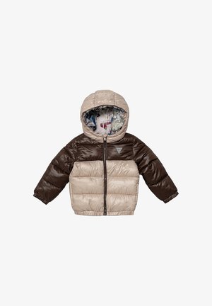 Giacca imbottita con corpo beige e maniche marroni scure, chiusura con zip e interni della cappuccio con una stampa colorata.
