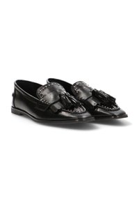 Mocasines de cuero negro con suela plana, borlas decorativas y acentos de tachuelas. Textura suave y diseño clásico.