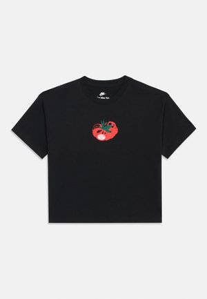 T-shirt noir à manches courtes avec un col rond, orné d'un motif de tomate rouge et de feuilles vertes au centre devant.