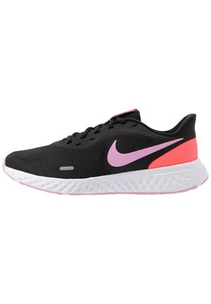 Zapatilla deportiva negra con el logo de Nike en rosa, detalle coral en el talón, cordones negros y suela blanca texturizada.