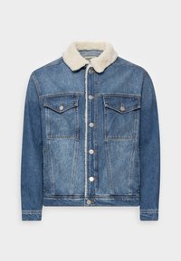 Chaqueta vaquera en azul medio con cuello de piel sintética. Cuenta con dos bolsillos en el pecho, botones de metal y un ajuste clásico con costuras visibles.