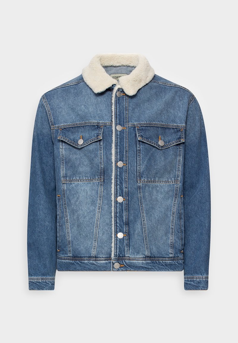 Chaqueta vaquera en azul medio con cuello de piel sintética. Cuenta con dos bolsillos en el pecho, botones de metal y un ajuste clásico con costuras visibles.