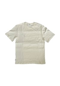 Weißes T-Shirt mit kurzen Ärmeln aus weichem Stoff. Rundhalsausschnitt, lockere Passform, mit einem kleinen schwarzen Etikett auf der linken Unterseite. Glatte Textur.
