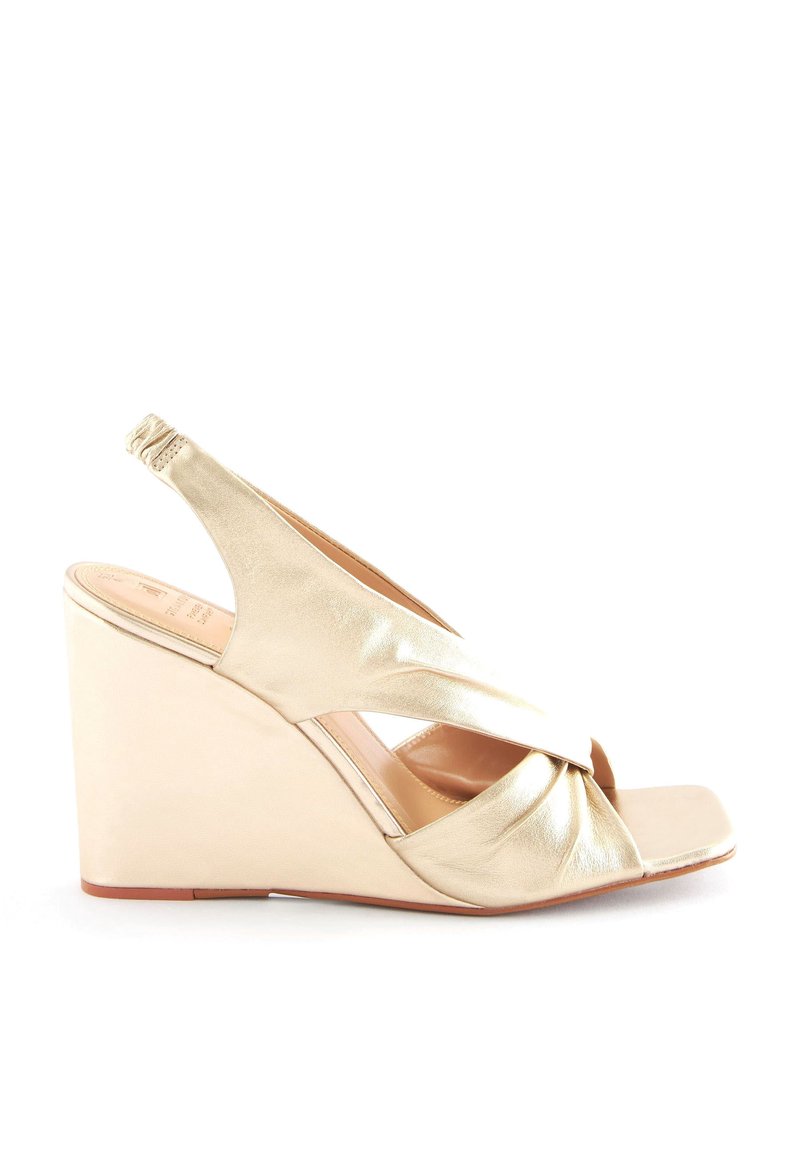Next SIGNATURE LEATHER KNOT WEDGES Sandalen met sleehak gold