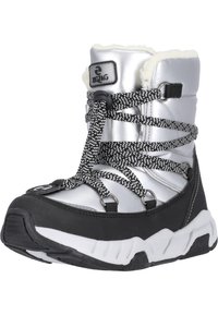Botte d'hiver argentée avec accents noirs, doublure en fausse fourrure et lacets à motifs. Semelle en caoutchouc avec un design superposé pour une meilleure traction et un soutien.
