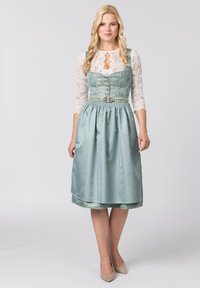 Traditionelles Kleid mit einem taillierten Oberteil aus leicht grünem Stoff, dreiviertellangen Spitzenärmeln, einem plissierten Rock und dekorativen Knopfdetails.