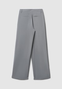 Pantaloni larghi grigio chiaro con una texture liscia, dotati di due tasche posteriori e un design pulito della vita.