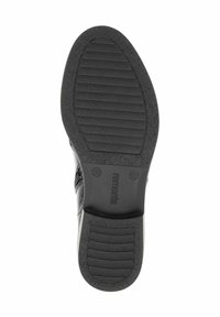 Suela de zapato de goma negra con ranuras horizontales, acabado texturizado y pequeña marca. Punta redondeada con tacón plano. Talla marcada como 37.