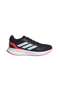 Chaussure de sport noire avec des rayures blanches et des accents rouges. Dispose d'un dessus texturé et d'une semelle Cloudfoam pour un amorti.