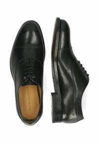 Zwarte leren dresschoenen met een gladde textuur, ronde neus, gesloten vetersysteem en een lage, gestapelde hak. Eenvoudig, klassiek ontwerp.