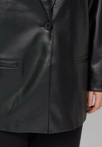 Blazer in pelle nera con chiusura a singolo bottone, texture liscia e due tasche orizzontali con pannelli piatti.