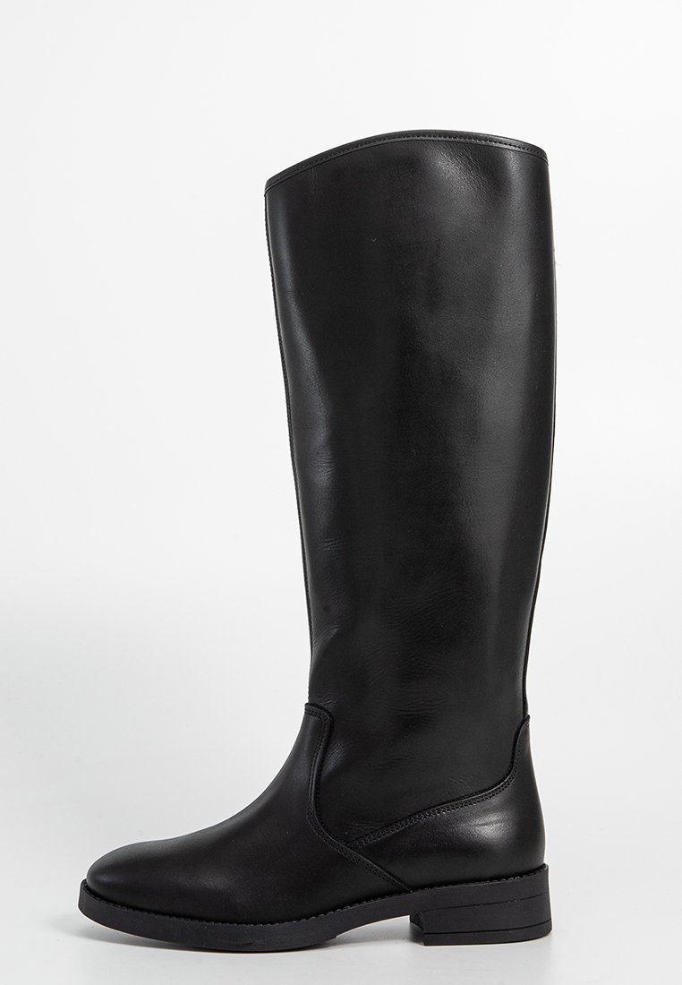 Hohe schwarze Lederreitstiefel mit flachem Absatz, glatter Oberfläche, runder Zehenpartie und minimalem Steppdetail. Entworfen für eine elegante Silhouette.