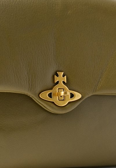 Τσάντα από δέρμα σε ελιά πράσινο χρώμα με κούμπωμα σε χρυσαφένιο τόνο που έχει σχέδιο σφαίρας και σταυρού.