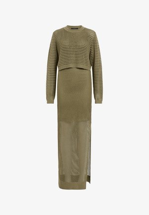 Vestido de punto verde oliva con un top de mangas largas recortadas y una falda de largo completo. Presenta un patrón suelto y texturizado y puños acanalados.