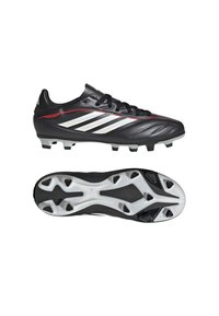 Chaussures de football Adidas Copa noires avec des bandes blanches, des lacets latéraux, un accent rouge et des crampons moulés sur la semelle pour jouer sur terrain ferme.