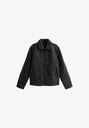 Chaqueta gris con cremallera y cuello. Fabricada con un tejido texturizado de acabado suave. Presenta dos bolsillos laterales y mangas largas.