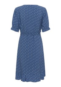 Modra cvetna obleka s okroglim izrezom, kratkimi nabranimi rokavi, A-linijsko silhueto in prilegajočim pasom, ki ima majhen cvetlični vzorec.
