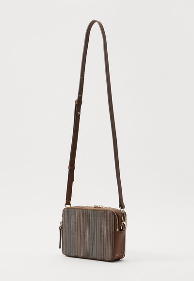 Brūna ādas plecu soma ar austiem rakstiem priekšā. Iespēja aizvērt ar rāvējslēdzēju, regulējama siksna un zelta tonis aparatūras akcenti.