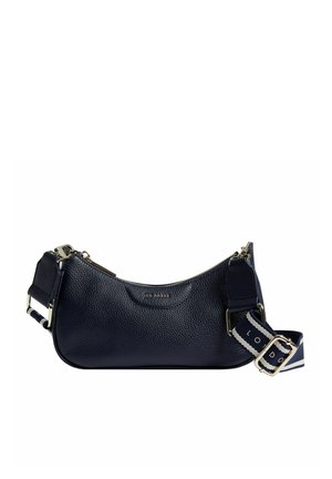 Piccola borsa a tracolla in pelle nera con ampia tracolla regolabile blu navy e bianca e ferrature dorate su sfondo bianco.