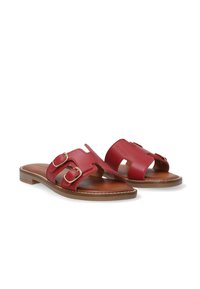 Røde læderslide-sandaler har to justerbare spænder, åben tå-design og en glat brun indersål med en flad tan sål.