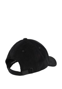 Czarna czapka z daszkiem z aksamitu bawełnianego z zaokrągloną koroną, zakrzywionym daszkiem i regulowanym paskiem z metalową klamrą z tyłu.
