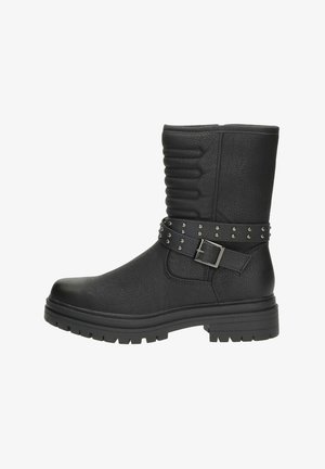 Bottine noire en cuir texturé. Dispose d'une sangle à boucle avec des clous en métal, d'un bout arrondi et d'une semelle épaisse et striée.