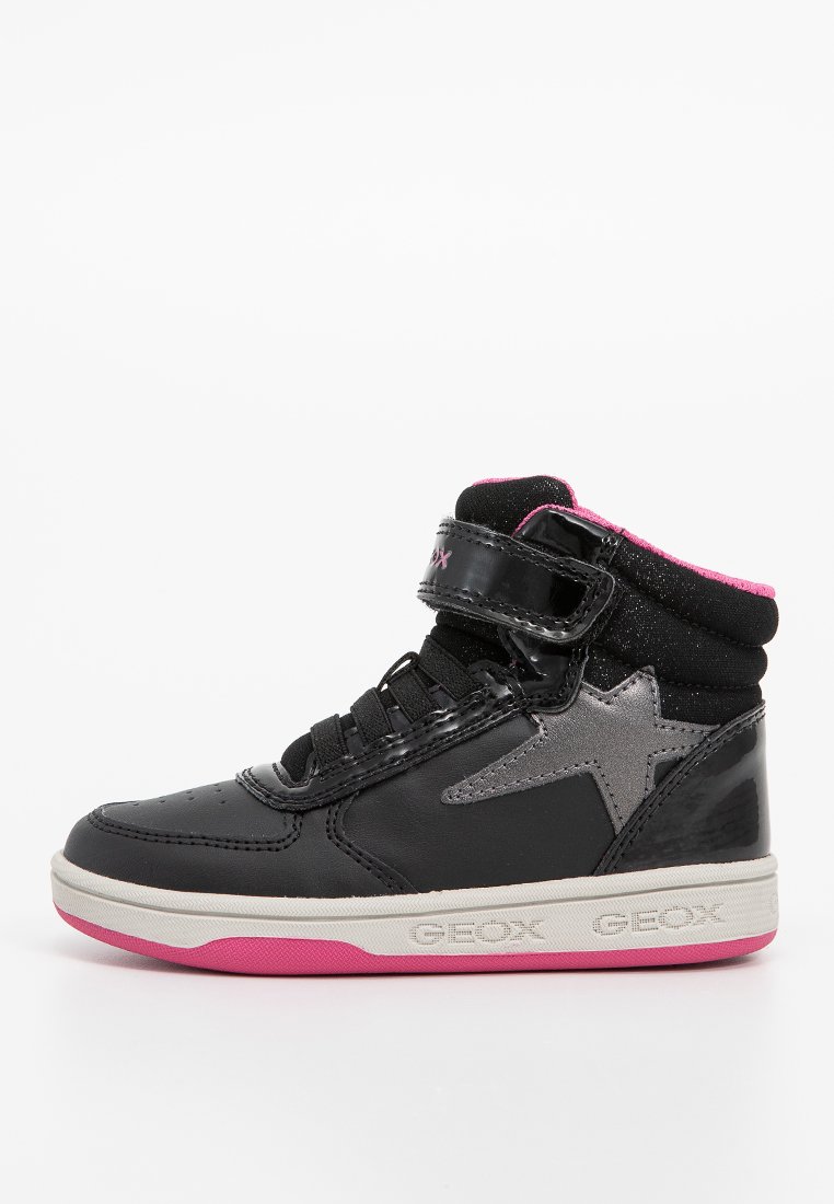 Zapatillas negras de caña alta con suela y acentos en rosa, material de imitación cuero, detalles cosidos y un diseño de estrella plateada.