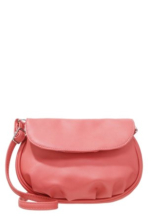Sac bandoulière en cuir rose doux avec fermeture à rabat et sangle d'épaule réglable sur fond blanc.