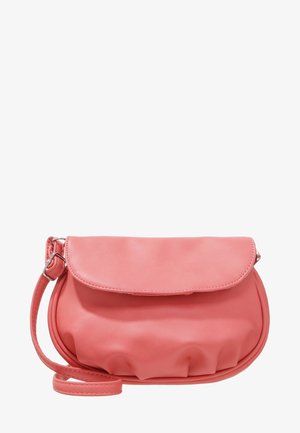 Sac bandoulière en cuir rose doux avec fermeture à rabat et sangle d'épaule réglable sur fond blanc.