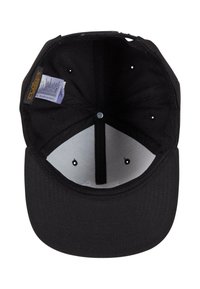 Sort kasket med flad skygge, blødt stof, seks ventilationshuller og hvidt for; inkluderer en etiket på siden.